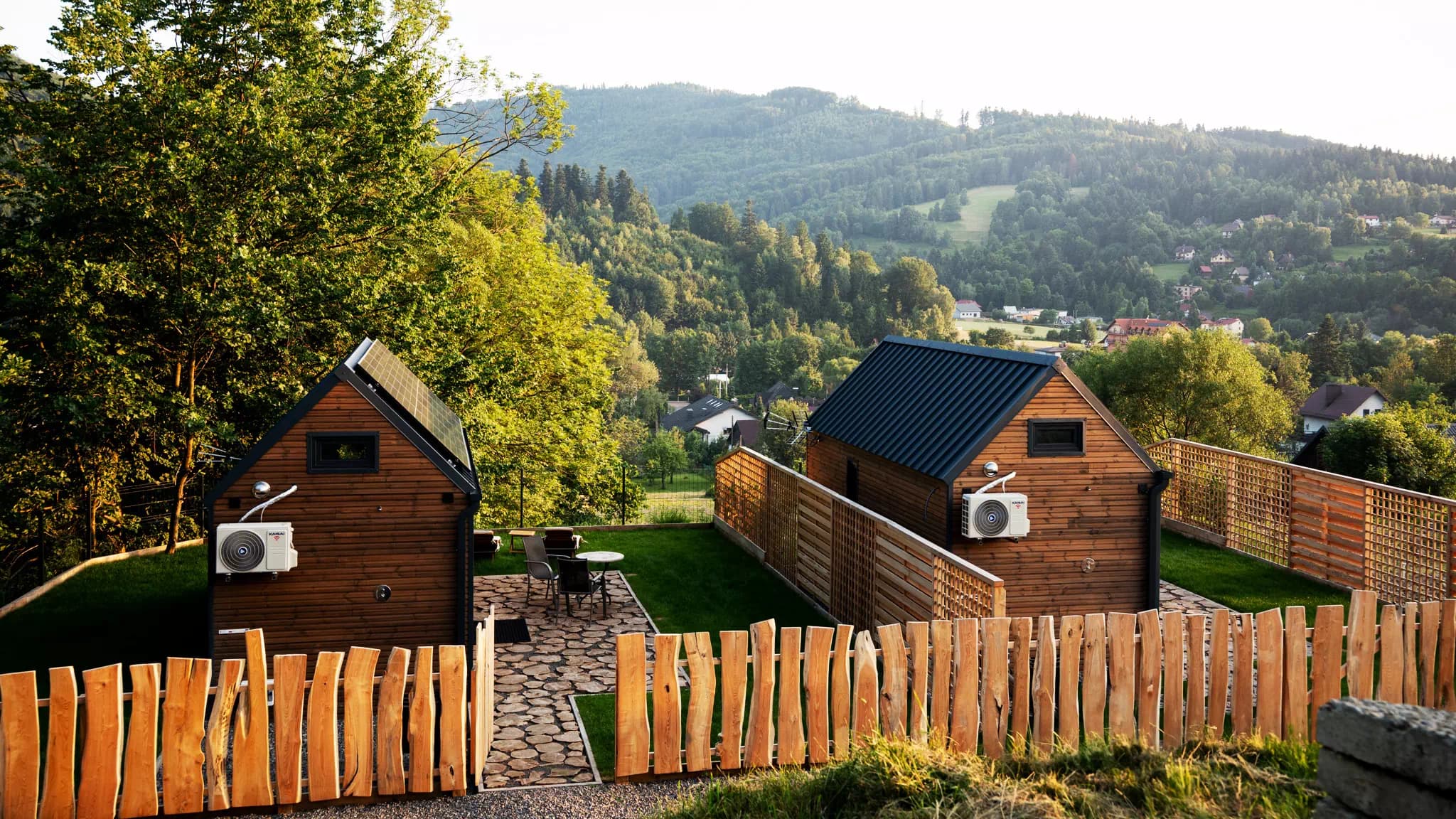 Termalna Osada - Górski krajobraz z domkami